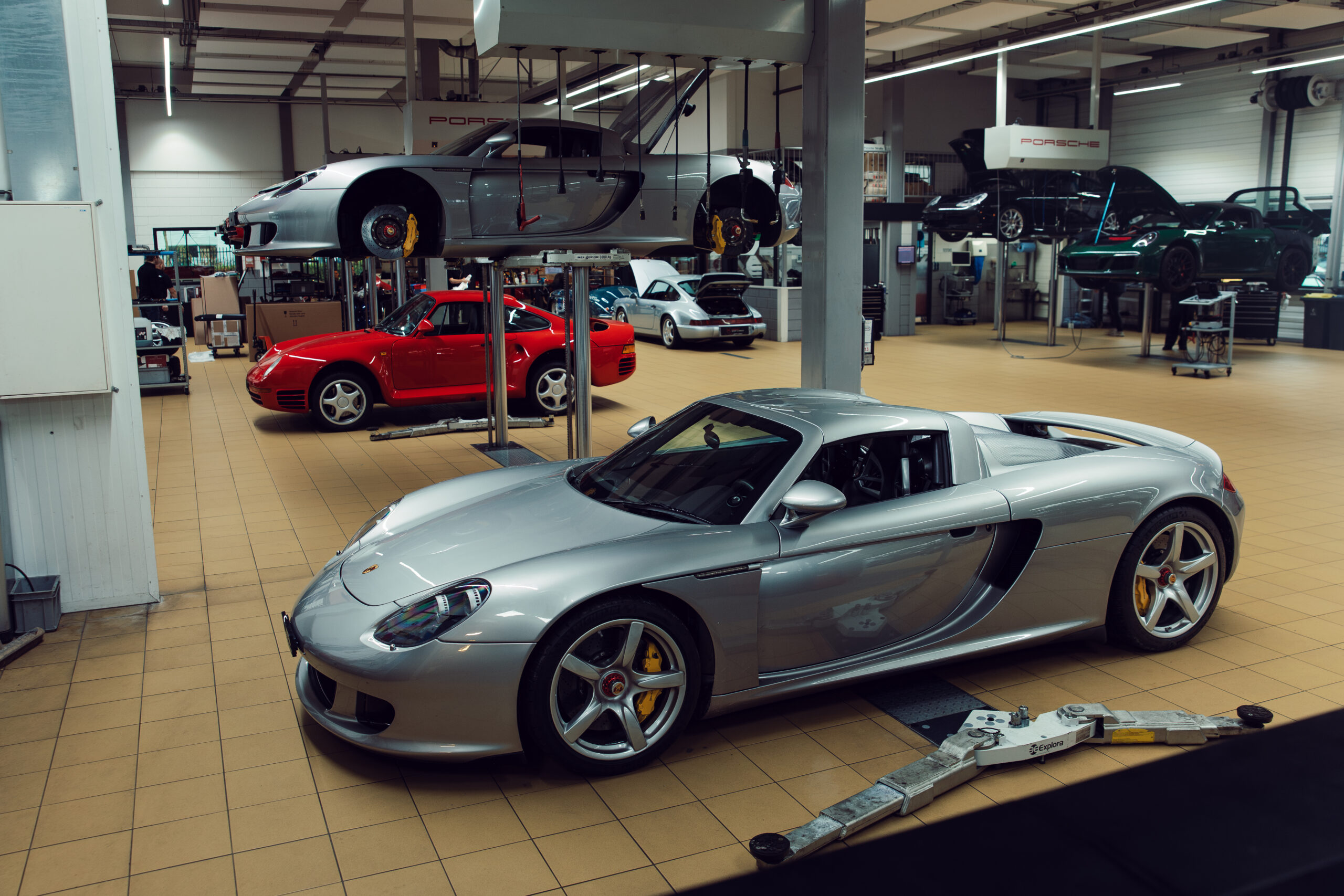 Carrera GT en 959 in de werkplaats