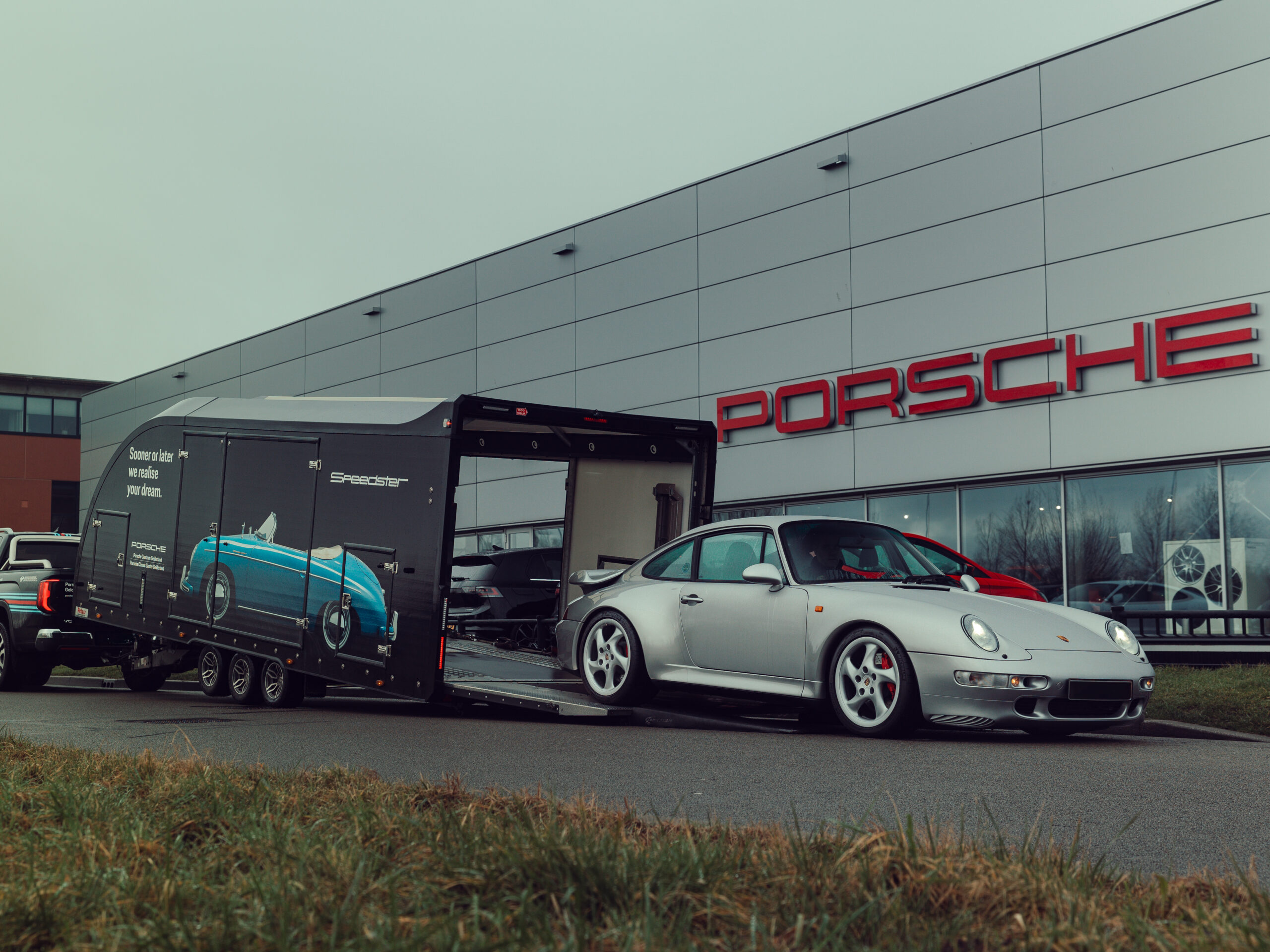 993 uit trailer
